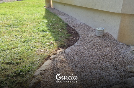 Séparation pierre/gravier calcaire blanc/pelouse