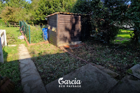Débroussaillage d'un jardin : ronces, mauvaises herbes, taille arbuste...